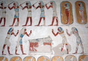 Gewapende mannen en figuur voor een sarcofaag, Vallei der Koningen, Luxor door Egyptian Egyptian