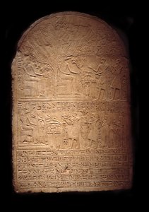 Egyptische antiquiteit: kalkstenen stèle die Pia voorstelt die de krokodillengod Sobek aanbidt, gevolgd door haar zoon Iy-Hebnef die offers brengt aan de god. Uit de tempel van Sobek in Dahamsha