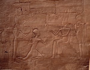 Egyptische antiquiteit: reliëf dat de muren van de tempel van Karnak (Karnac), Egypte, siert.