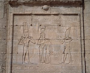 Egyptische oudheid: uitzicht op de lage reliëfs van de tempel van de godin Hathor in Denderah