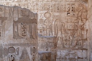 Heerser van Boven-Egypte brengt een offer aan Ra en Knoum, Tempel van Horus, Edfu door Egyptian Egyptian