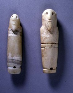 Labels met baardige mannelijke hoofden (ivoor) door Egyptian Egyptian
