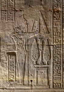 De Farao en zijn attributen, Tempel van Horus in Edfu door Egyptian Egyptian