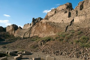 Egyptische oudheid: muren die de site van de tempel gewijd aan Hathor beschermen, Denderah, Egypte