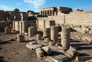Egyptische oudheid: zuilen van de tempel gewijd aan Hathor, Denderah, Egypte door Egyptian Ptolemaic Period