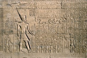 Egyptische oudheid: extern reliëf met hiërogliefen. Tempel van Hathor, Dendera, Egypte door Egyptian Ptolemaic Period