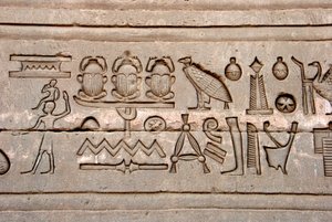 Egyptische oudheid: hiërogliefen op de oostelijke muur van de Hathor-tempel, Denderah, Egypte