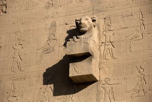 Egyptische oudheid: leeuwenkop waterspuwer, tempel van Hathor, Denderah, Egypte door Egyptian Ptolemaic Period