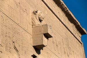 Egyptische oudheid: leeuwenkop waterspuwer, Hathor-tempel, Denderah, Egypte