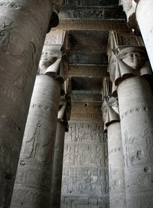 Egyptische oudheid: gedeeltelijk zicht op de hypostyle zaal met zuilen versierd met de voorstelling van de godin Hathor. Tempel van Hathor, Denderah, Egypte door Egyptian Ptolemaic Period