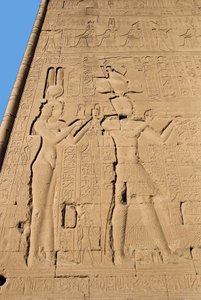 Egyptische oudheid: reliëf van de achterwand van de tempel gewijd aan de godin Hathor, met Cleopatra en Caesarion