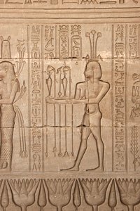 Egyptische oudheid: voorstelling van een man die offers brengt als eerbetoon aan de godin, Tempel van Hathor, Denderah, Egypte door Egyptian Ptolemaic Period