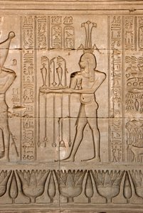 Egyptische oudheid: voorstelling van de god van de Nijl, Hapy, en hiërogliefen, tempel van Hathor, Denderah, Egypte door Egyptian Ptolemaic Period