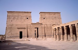 Egyptische oudheid: uitzicht op de ingang van de tempel van Edfu gewijd aan de godheid Horus en gebouwd tussen 237 en 57 v.Chr. door Egyptian Ptolemaic Period