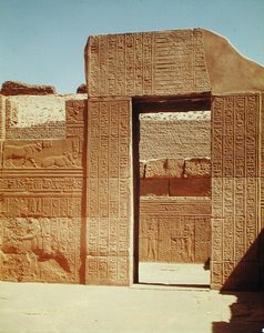 Poort naar de derde hypostyle hal door Egyptian Ptolemaic Period