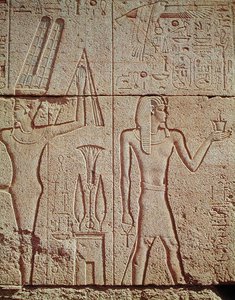 Reliëf dat Philip Arridaeus (323-317 v.Chr.) afbeeldt die een wierookvat vasthoudt voor Amon met de god Min aan de linkerkant, uit het heiligdom van Philip Arridaeus, Macedonische dynastie door Egyptian Ptolemaic Period