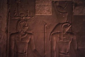 Reliëf met Ptolemaeus XII en Horus door Egyptian Ptolemaic Period