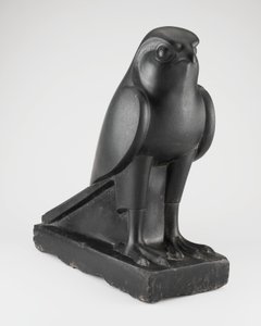 Standbeeld van de god Horus als een valk, Ptolemaeïsche periode door Egyptian Ptolemaic Period