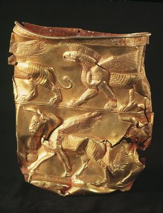 Beker versierd met gevleugelde stier en monsters met adelaarskoppen, uit Marlik, Iran