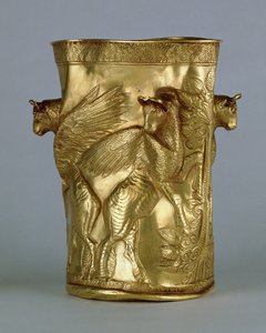 Beker versierd met gevleugelde stieren die een boom flankeren, uit Marlik, Iran door Elamite