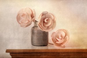 Verfijnd bloemstilleven door Elena Arjona