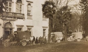 Album van de Eerste Wereldoorlog in Friuli-Venezia Giulia: aankomst van de ambulance met de gewonden in Villa Brazzà, thuis bij 17 van het Oorlogshospitaal in Soleschiano Manzano, 25/11/1915 door Elena Bianconcini