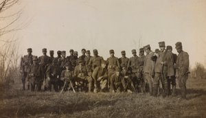 Album van de Eerste Wereldoorlog in Friuli-Venezia Giulia: groepsportret van de soldaten van de Infanterie 112.mo met twee machinegeweren bij de Rivier Toren door Elena Bianconcini
