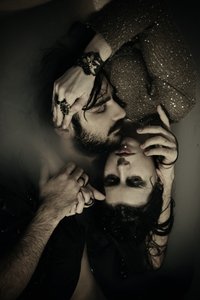 Eira & Lukas in water, donker, 2016