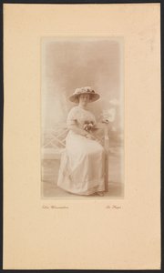 Portret van mevrouw M.C. Lucassen-Van Idsinga met hoed en jurk zittend op een bank door Else Weissenborn