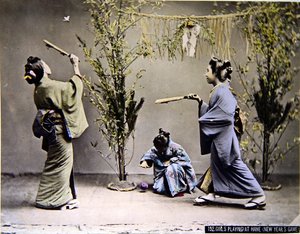 Japanse meisjes die Hanetsuki spelen