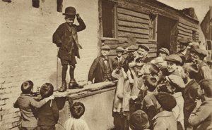 Een opkomende humorist uit East End die een Charlie Chaplin-imitatie doet (zw/w foto) door English Photographer