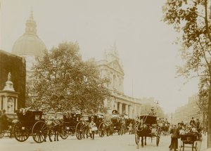 Een drukke straat met Brompton Oratory door English Photographer
