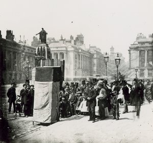 Een menigte verzamelt zich om een poppenshow in Londen te bekijken door English Photographer