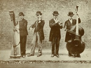 Een groep straatmuzikanten