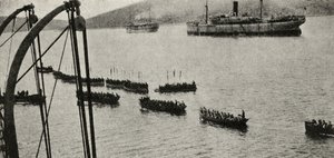 Een landingsmacht verlaat de transportschepen voor de kust tijdens de Gallipoli-campagne, uit 