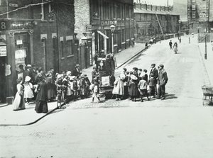 Een straatorganist in Putney, Londen, 1886 door English Photographer