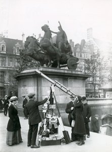 Een telescoop om naar Big Ben te kijken op de Embankment bij het Boadicea-standbeeld