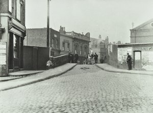 Een wit paard reist over Rhodeswell Road naar Old Victory Bridge, 1895 door English Photographer