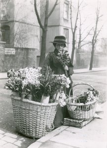 Een vrouw bloemenverkoopster door English Photographer