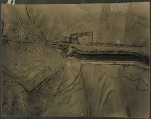 Luchtfoto met loopgraven uit de Eerste Wereldoorlog, 1917 door English Photographer