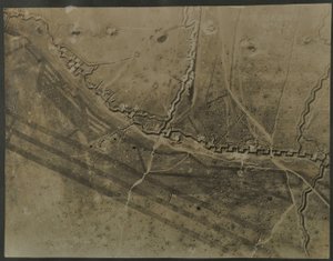 Luchtfoto met loopgraven uit de Eerste Wereldoorlog, 1918 door English Photographer