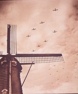 Geallieerde vliegtuigen slepen zweefvliegtuigen met luchtlandingstroepen over Nederland, Slag om Arnhem door English Photographer