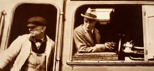 Een machinist draagt over aan koning Edward VIII in Canada, jaren 1920