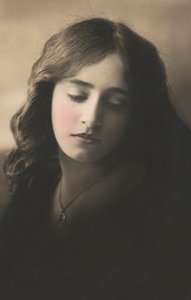 Mooi meisje, met lang donker haar, met medaillon om haar nek door English Photographer