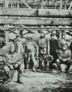 Blackfriars Brug: bouwvakkers poseren met uitrusting, 1869 door English Photographer