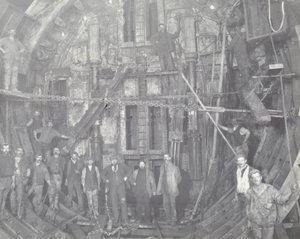 Blackwall Tunnel: een groep arbeiders staat in de luchtsluis, 1894 door English Photographer