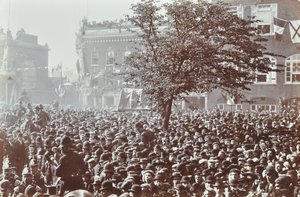 Blackwall Tunnel: menigte bij de ceremoniële opening, 1897 door English Photographer
