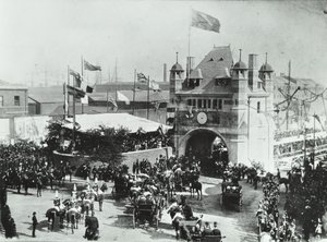 Blackwall Tunnel: door paarden getrokken koetsen passeren de ingang van de ceremoniële opening van de tunnel, 1897 door English Photographer