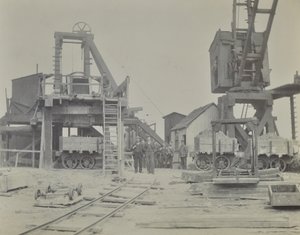 Blackwall Tunnel: schacht en arbeiders tijdens de bouw van de tunnel, 1893 door English Photographer