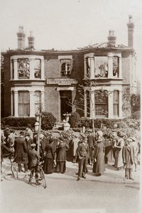 Pension op Cromwell Road beschadigd tijdens een Zeppelin-aanval op Southend, Essex door English Photographer